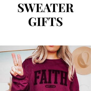 Puede incluir: Sudaderas rosas, burdeos y blancas con la palabra "FAITH" en letras negras en negrita. El texto "MATT. 17:20" est&aacute; debajo de la palabra "FAITH". La imagen tambi&eacute;n incluye el texto "BEST CHRISTIAN SWEATER GIFTS".
