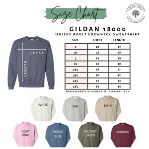 Puede incluir: Una tabla de tallas para una sudadera unisex de cuello redondo Gildan 18000. La tabla muestra las medidas de pecho y largo en pulgadas para las tallas S a 5XL. Debajo, ejemplos de colores de sudadera: blanco, ceniza, arena, rosa claro, azul &iacute;ndigo, verde militar y granate.