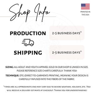 Puede incluir: Gr&aacute;fico blanco con el texto "Shop Info" en una fuente manuscrita. La imagen proporciona detalles sobre los tiempos de producci&oacute;n y env&iacute;o, e indica que la ropa es unisex. El texto tambi&eacute;n menciona la impresi&oacute;n DTG y la ropa est&aacute; impresa en los EE. UU.