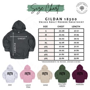 Puede incluir: Tabla de tallas para una sudadera con capucha unisex para adultos Gildan 18500. La tabla muestra las medidas de pecho y largo en pulgadas para las tallas S a 5XL. La imagen tambi&eacute;n muestra la sudadera en varios colores, incluyendo ceniza, rosa claro, arena, verde militar y granate.
