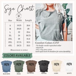 Puede incluir: Tabla de tallas de camisetas con medidas en pulgadas. Las tallas van de la S a la 4XL, con dimensiones de ancho y largo. La imagen tambi&eacute;n muestra una camiseta gris y los colores disponibles: azul vaquero, musgo, espresso, pimienta, marfil y blanco.