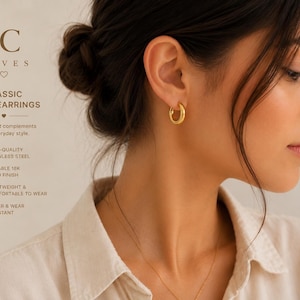 Puede incluir: Un pequeño pendiente de aro dorado pulido colocado en el lóbulo de la oreja. El texto en la imagen dice JC LOVES, CLASSIC HOOP EARRINGS, Beauty that complements your everyday style, HIGH-QUALITY STAINLESS STEEL, DURABLE 18K GOLD FINISH, LIGHTWEIGHT & COMFORTABLE TO WEAR, WATER & WEAR RESISTANT.
