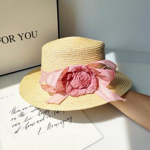 Elegant Summer Straw Hat with Pink Dried Rose – Flat-Top Sun Hat for Women, Sweet Romantic Sunshade Hat Beach Hat Vacation Hat