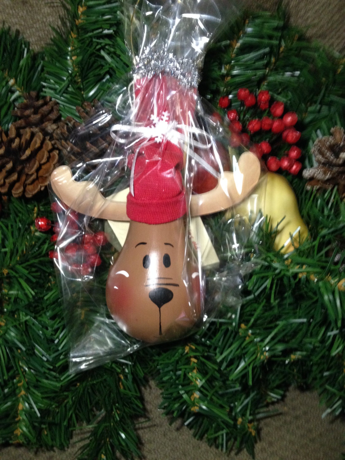 Décoration De Noël Peinte à La Main – Renne Vincent Dans L'étable Avec Aide D'un Elfe