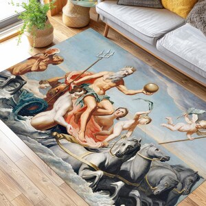 Op de afbeelding: Rechthoekig vloerkleed met een klassiek schilderij van figuren op paarden en cherubijnen in een zeescène. Het kleed heeft een lichtblauwe achtergrond met gedetailleerde mythologische figuren en paarden. Het kleed ligt op een houten vloer.