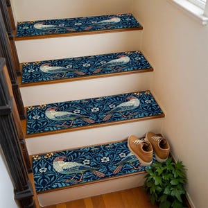 Puede incluir: Un conjunto de cinco peldaños de escalera con estampado azul y blanco con diseño de pájaro. Los peldaños están hechos de un material suave y duradero y son perfectos para agregar un toque de estilo a cualquier escalera.