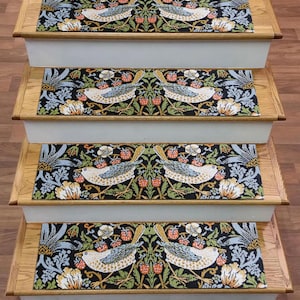 Puede incluir: Cuatro peldaños de escalera con estampado negro y blanco con un diseño de pájaro y flores. Los peldaños están hechos de un tejido tejido con una superficie texturizada.