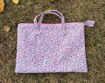 Roze laptophoes met bloemen – gewatteerd katoen, met ritssluiting tot 15 inch