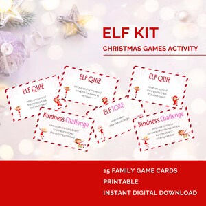 Op de afbeelding: Een verzameling kerstspelkaarten met de tekst "ELF KIT" en "CHRISTMAS GAMES ACTIVITY". De kaarten bevatten elf-illustraties en verschillende spelprompts, waaronder quizzen en vriendelijkheidsuitdagingen. De kaarten zijn wit met rode randen.