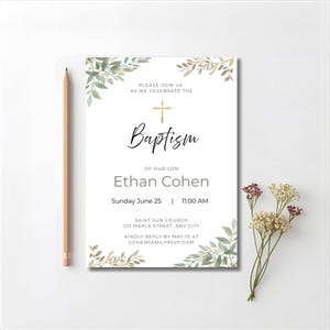 Op de afbeelding: Een witte doopuitnodiging met groene en gouden bladeren. De uitnodiging bevat de tekst "Doop" en details voor de doop van Ethan Cohen, inclusief datum, tijd en locatie. Een potlood en bloemen liggen ernaast.