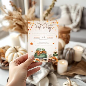 Può includere: Un biglietto d'invito rettangolare con la scritta "Fall Party" in elegante calligrafia. Il biglietto presenta un camion verde pieno di zucche e girasoli, con foglie autunnali e una lanterna. La data è sabato 23 novembre.