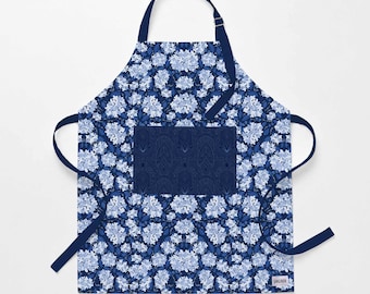 Delantal azul oscuro con estampado de hortensias / Artículos básicos de cocina de jengibre