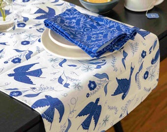 Camino de mesa Blue Songbird / Tela de cocina 100% algodón (40,6 cm x 203,3 cm)