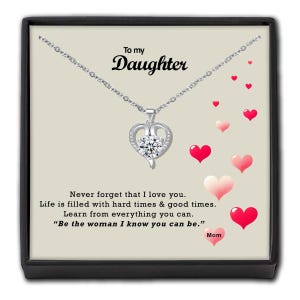 Collar con corazón de cristal en caja para mi hija. Tarjeta personalizada con el mensaje "Te amo" para regalar a tu hija. Hermoso recuerdo.