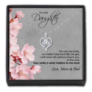Collana a forma di cuore per figlia, regalo in scatola - Biglietto personalizzato con fiori rosa da mamma e papà - Regalo di compleanno per donne