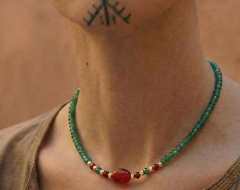 Edelsteenchoker met groene kralen • Rode ovale steen • Boho-erfgoedcadeau • Minimalistische sieraden