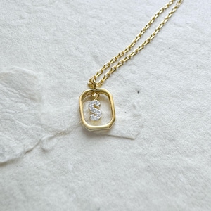 Collar con inicial de oro de 14 quilates, collar con letra pequeña personalizada, plata de ley, regalo personalizado para ella, joyería delicada, regalo de dama de honor 1