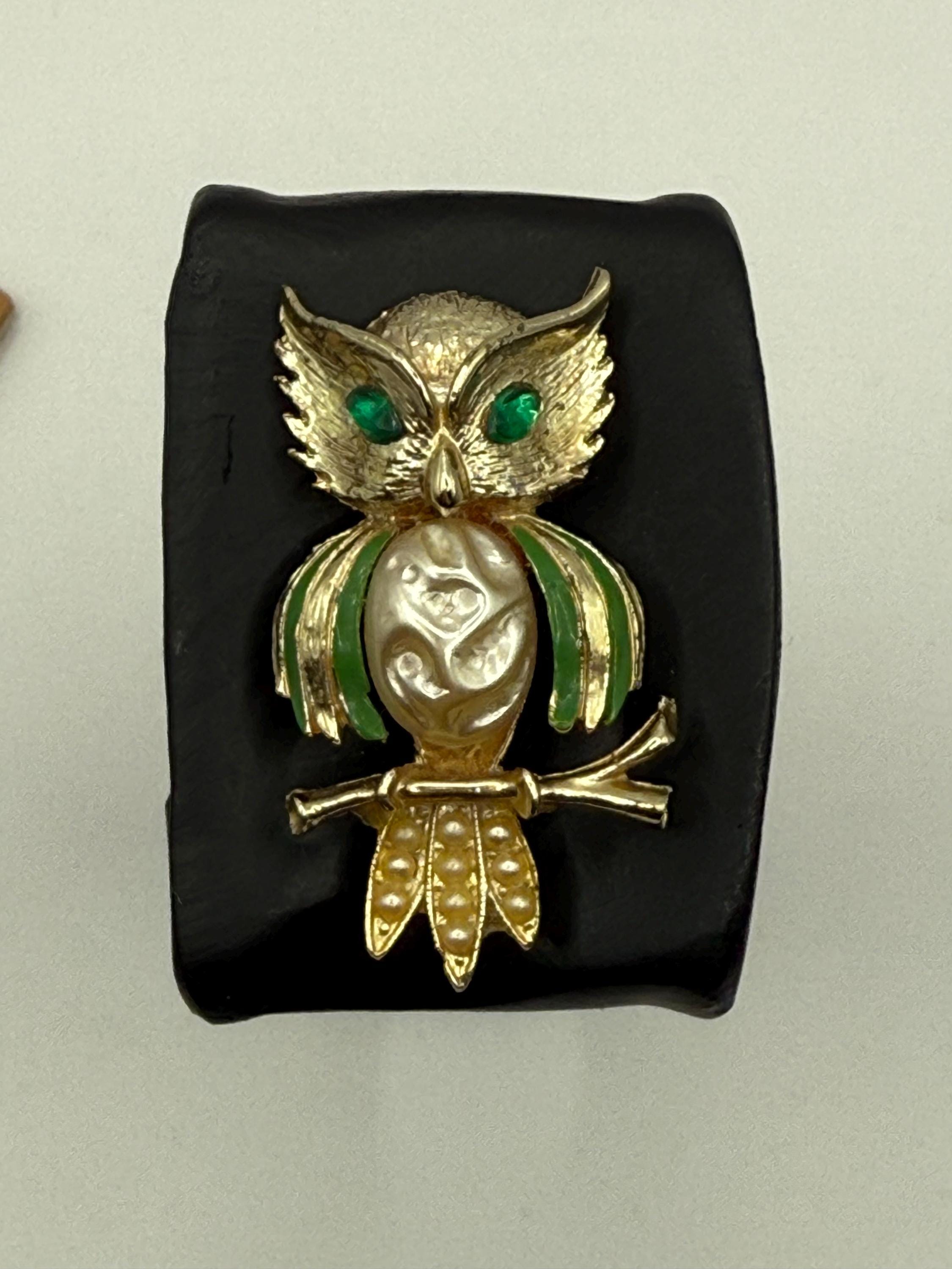 Estate Jewelry Gold Tone Owl Brooch With Faux Pearl  And Green Accents