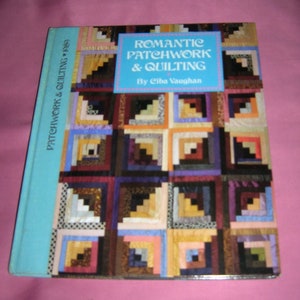 Peut inclure: Un livre intitulé "Romantic Patchwork & Quilting" de Ciba Vaughan. La couverture présente une courtepointe en patchwork colorée avec un motif de cabane en rondins.