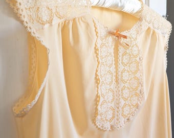 Vintage Vanity Fair Peach Nylon Nightgown with Lace Bib – Size Small