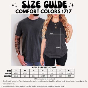 Peut inclure: Graphique de guide des tailles pour les t-shirts Comfort Colors 1717. L'image montre un tableau des tailles avec des mesures en pouces pour les tailles unisexes adultes, allant de S &agrave; 4X. Le tableau comprend les mesures de largeur et de longueur. Le texte "SIZE GUIDE" et "COMFORT COLORS 1717" sont en haut.