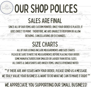 Peut inclure: Un graphique blanc avec le texte "OUR SHOP POLICES" et du texte suppl&eacute;mentaire concernant les ventes, les tableaux des tailles et le service client. Le texte est en noir, dans une police facile &agrave; lire. L'image comprend &eacute;galement un petit logo circulaire.