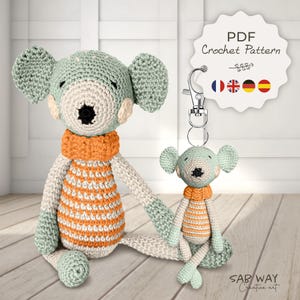 Peut inclure: Patron de crochet PDF pour un jouet amigurumi souris rayé vert et orange. Le patron est disponible en français, anglais, allemand et espagnol. L'image montre un grand et un petit jouet souris.