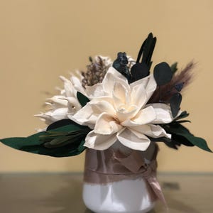 Sola-houten minibloemstuk in krijtgeschilderde glazen pot, sola-houten bloemstuk, rustiek huisdecor