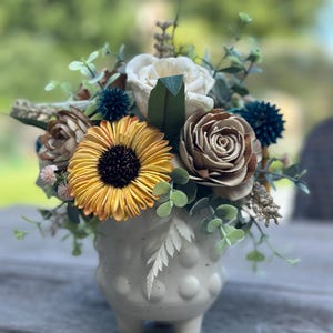 Sola Holz Sonnenblumenarrangement: Rustikaler Bauernhaus-Mittelstück in weißer Vase