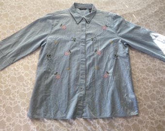 Camisa vintage de mezclilla coloreada con botones y detalles florales bordados