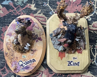 Coronados en la naturaleza: Placas de madera con forma de cabeza de ciervo de imitación. El rey y la reina.
