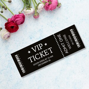 Pode incluir: Um bilhete VIP preto com texto branco e um código de barras. O bilhete diz "VIP TICKET" com o texto "DOOR OPEN AT 10 AM DECEMBER 26". O bilhete é decorado com uma estrela e o texto "ADMIT ONE WELCOME 26.12.2024".