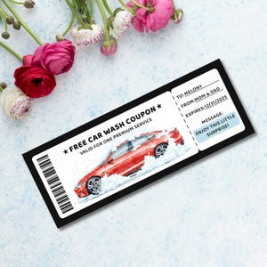 Könnte beinhalten: Ein schwarzer Gutschein für eine Autowäsche mit einer roten Autografik und dem Text "FREE CAR WASH COUPON." Der Gutschein enthält den Text "TO: MELONY," "FROM: MOM & DAD," und "EXPIRES: 31.12.2025." Die Nachricht lautet "ENJOY THIS LITTLE SURPRISE!"