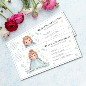 Może przedstawiać: Dwa certyfikaty na pierwszy strzyżenie dziecka z ilustracjami dzieci w pelerynach. Certyfikaty zawierają tekst "My First Haircut Certificate" i "Valid for one brave snip". Certyfikaty są ozdobione pastelowymi kolorami i nożyczkami.
