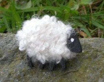 LizzyC Sheep Brooch - Peggy