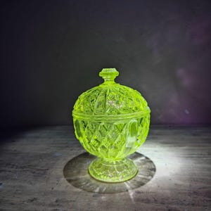 Bonbonnière en verre ciselée en Ouraline
