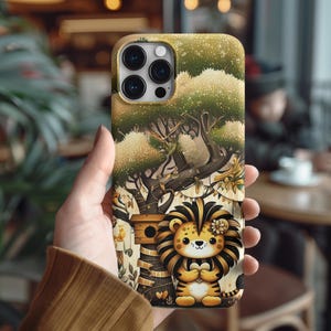 Fundas para teléfono, diseño de casa en el árbol con un cachorro de león, paleta de verde y amarillo, escena de bosque caprichosa, funda protectora, regalo para amantes de la naturaleza.