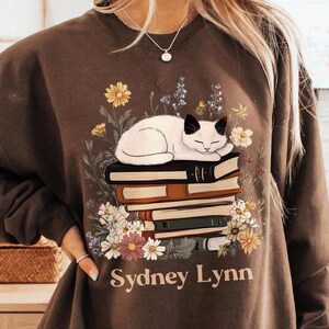 Cat Book Sweatshirt, Personalized Cat Sleeping on Books Sweatshirt for Women, Cat Lover Sweatshirt for Bookworm Sweatshirt, Book Sweatshirt