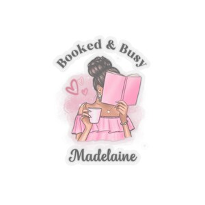 Può includere: Un'illustrazione rosa e bianca di una donna che legge un libro con una tazza di caffè in mano. Il testo "Booked & Busy" è sopra la sua testa e il testo "Madelaine" è sotto.