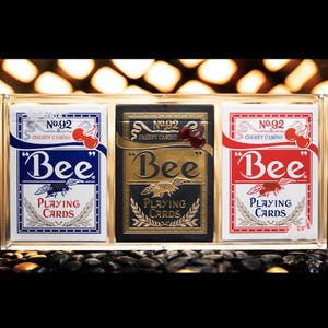 Juego de cartas Bee X Cherry (azul, rojo y negro) de edición limitada / Caja de regalo magnética con 3 barajas / Regalos de póker