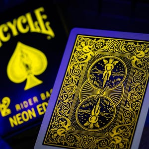 Naipes Bicycle Neon Rider Back Yellow-Starburst / Baraja de luz ultravioleta