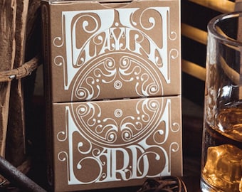 Smoke & Mirrors V8 Gold Deluxe Edition Spielkarten | Luxus-Pokerdeck | Extragroße Magnetbox