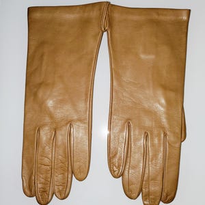 VINTAGE Judith Leiber Ladies Kidskin Gloves SIlk Lined Genuine Leather Camel color Brand New original packaging Made in Italy  Size 7 1/2