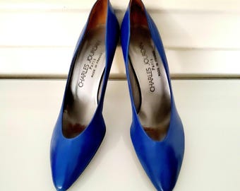 Sapato clássico vintage Charles Jourdan Paris em couro azul royal com salto agulha, tamanho 7,5.