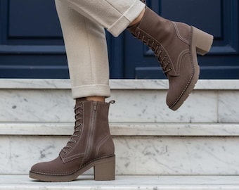 Botas de salto grosso em camurça genuína com forro de pele, feitas à mão para aquecer no inverno.