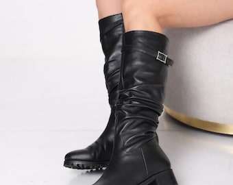Botas de cano alto em couro genuíno, forradas com pele para aquecer no inverno, fabricadas artesanalmente na Turquia.