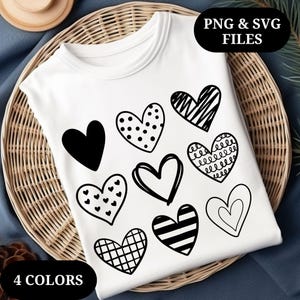 Może przedstawiać: Biała koszulka z czarnymi wzorami serc w różnych wzorach. Koszulka zawiera tekst "PNG & SVG FILES" i "4 COLORS" w czarnym tekście na czarnych owalach.