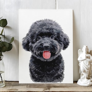 Puede incluir: Pintura a la acuarela de un caniche negro con la lengua rosa. El pelaje del perro est&aacute; detallado con tonos de negro y gris. La obra de arte se exhibe sobre un fondo blanco, con una peque&ntilde;a estatua de &aacute;ngel y vegetaci&oacute;n.
