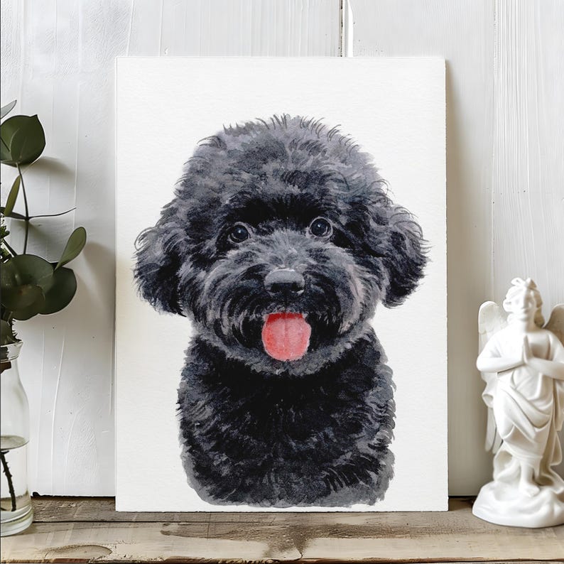 Puede incluir: Pintura a la acuarela de un caniche negro con la lengua rosa. El pelaje del perro est&aacute; detallado con tonos de negro y gris. La obra de arte se exhibe sobre un fondo blanco, con una peque&ntilde;a estatua de &aacute;ngel y vegetaci&oacute;n.
