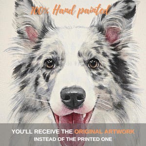 Puede incluir: Una pintura de acuarela de la cara de un perro border collie. El perro tiene un pelaje blanco y gris con ojos marrones. La pintura est&aacute; titulada "100% Pintado a Mano" e incluye el texto "Recibir&aacute;s la obra de arte original en lugar de la impresa."